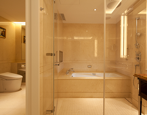 淋浴配有21吋防水電視和全景落地窗，將視野無限延伸。